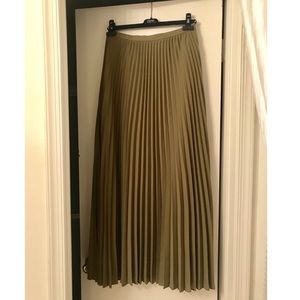 Banana Republic pleated long green skirt